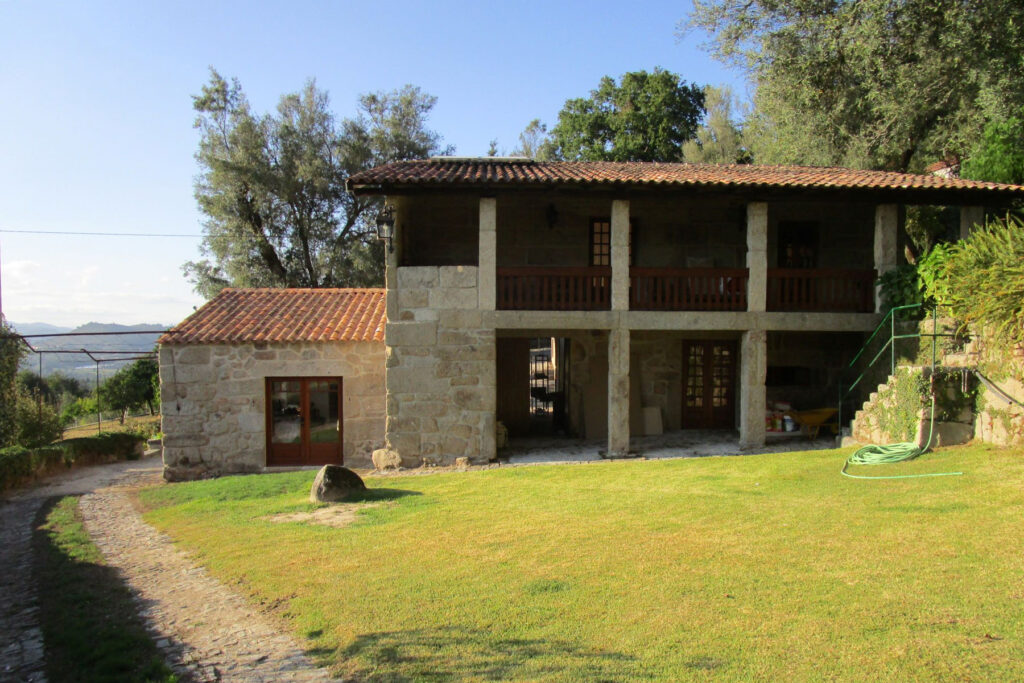 Quinta-Amares Salt Arq - Reconstrução de quinta antiga para moradia familiar